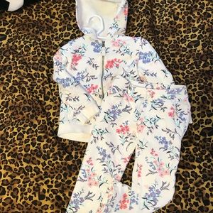 Carter’s sweatsuit
